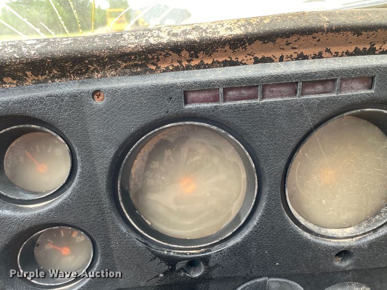 image for item DJ5211 1975 GMC 6000  flatbed truck