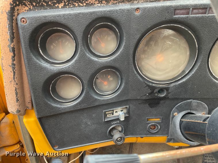 image for item DJ5211 1975 GMC 6000  flatbed truck