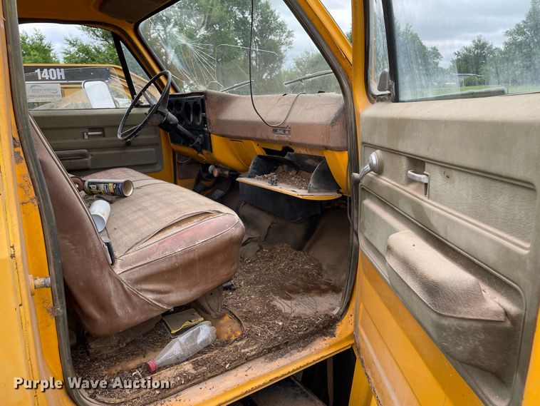 image for item DJ5211 1975 GMC 6000  flatbed truck