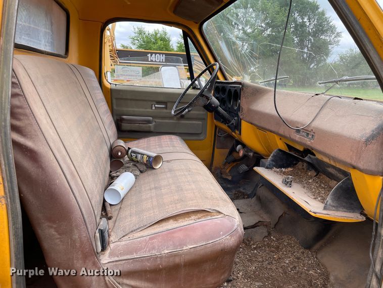 image for item DJ5211 1975 GMC 6000  flatbed truck