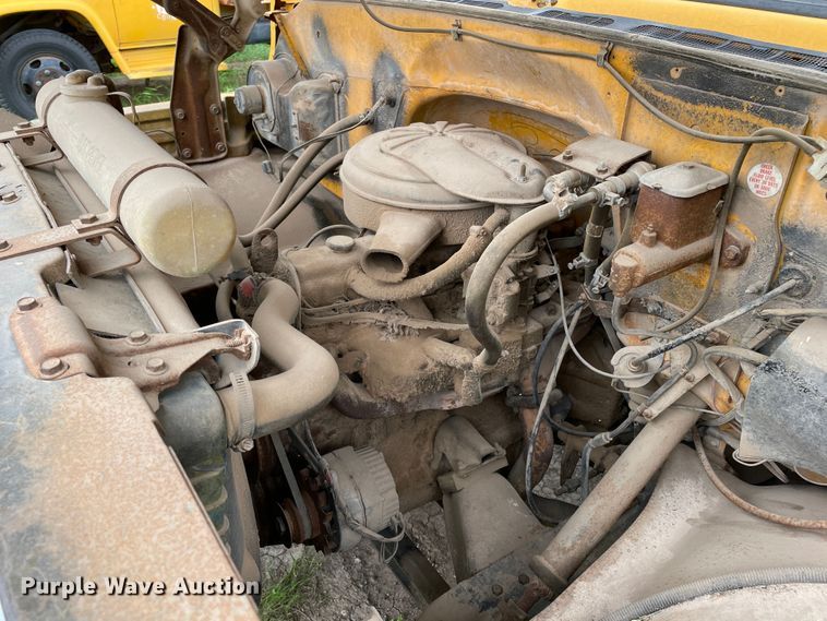 image for item DJ5211 1975 GMC 6000  flatbed truck