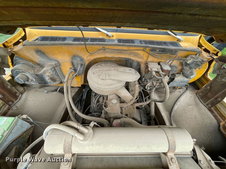 image for item DJ5211 1975 GMC 6000  flatbed truck