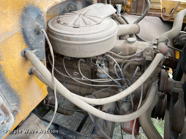 image for item DJ5211 1975 GMC 6000  flatbed truck