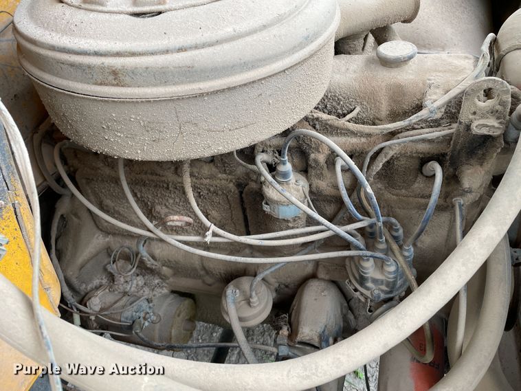 image for item DJ5211 1975 GMC 6000  flatbed truck