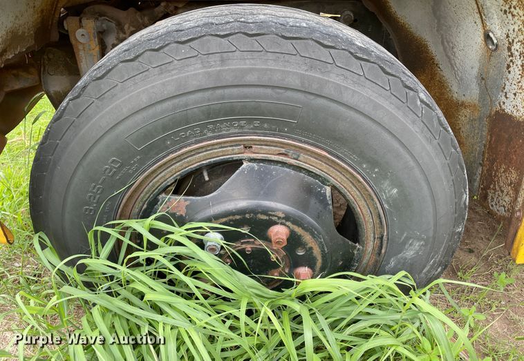 image for item DJ5211 1975 GMC 6000  flatbed truck