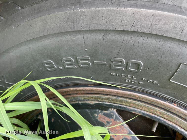 image for item DJ5211 1975 GMC 6000  flatbed truck