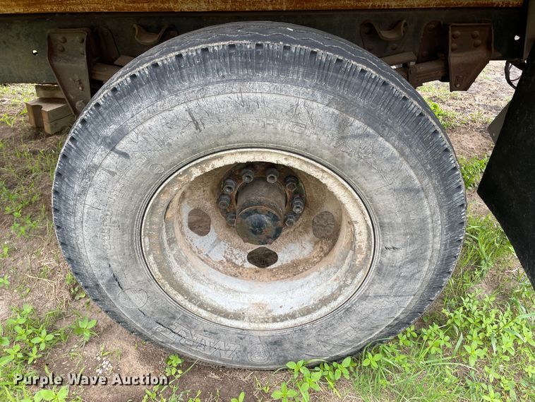 image for item DJ5211 1975 GMC 6000  flatbed truck