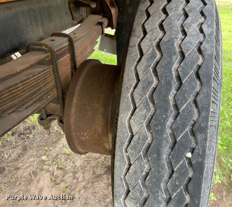 image for item DJ5211 1975 GMC 6000  flatbed truck