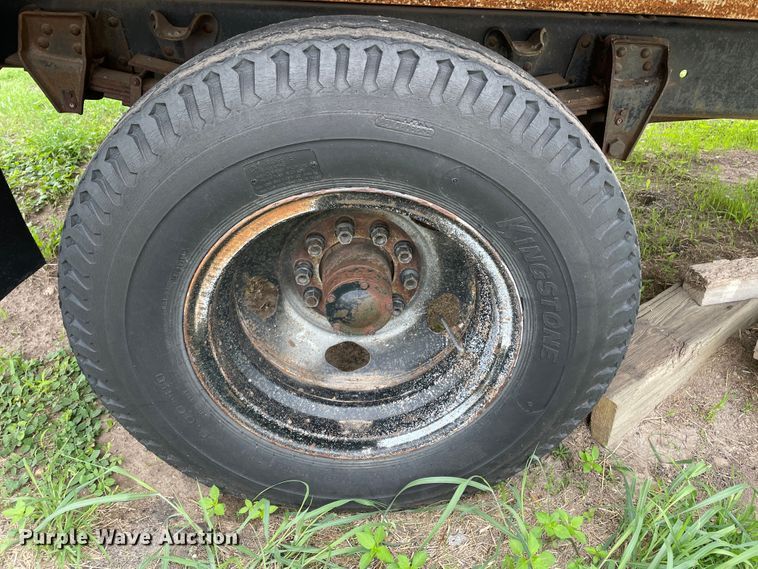 image for item DJ5211 1975 GMC 6000  flatbed truck