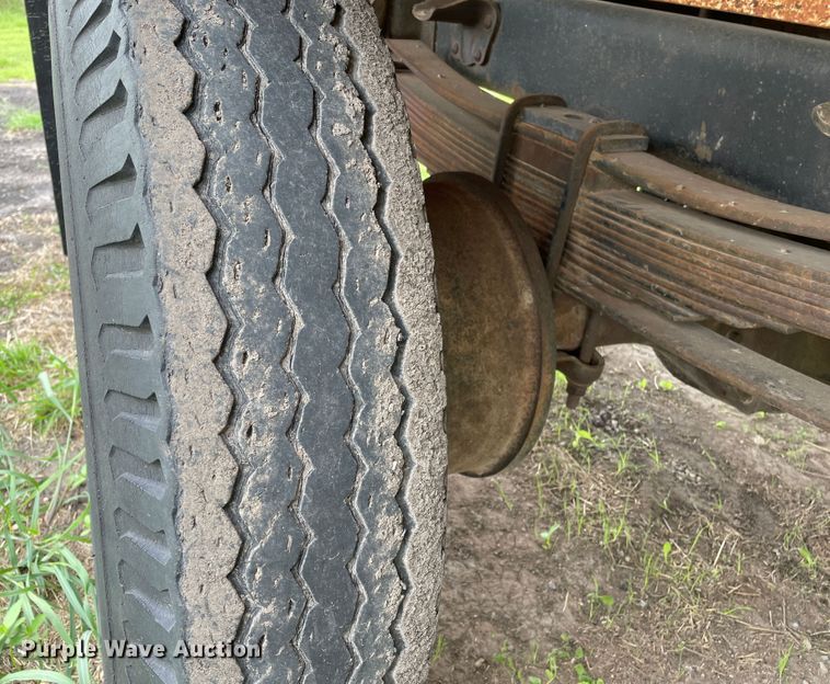 image for item DJ5211 1975 GMC 6000  flatbed truck