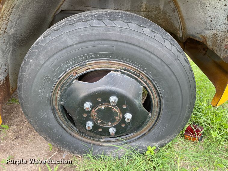 image for item DJ5211 1975 GMC 6000  flatbed truck