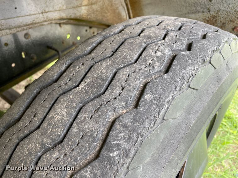 image for item DJ5211 1975 GMC 6000  flatbed truck