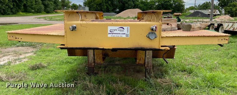 image for item DJ5218 1981 Hyster  drop deck equipment trailer