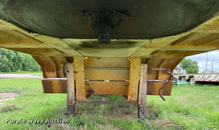 image for item DJ5218 1981 Hyster  drop deck equipment trailer