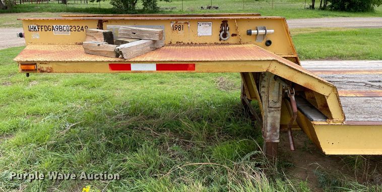 image for item DJ5218 1981 Hyster  drop deck equipment trailer