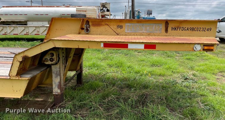 image for item DJ5218 1981 Hyster  drop deck equipment trailer