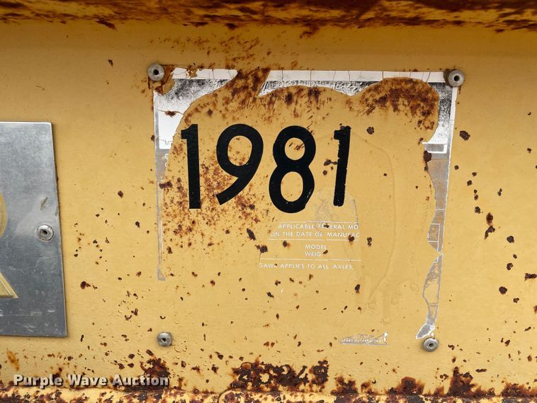 image for item DJ5218 1981 Hyster  drop deck equipment trailer