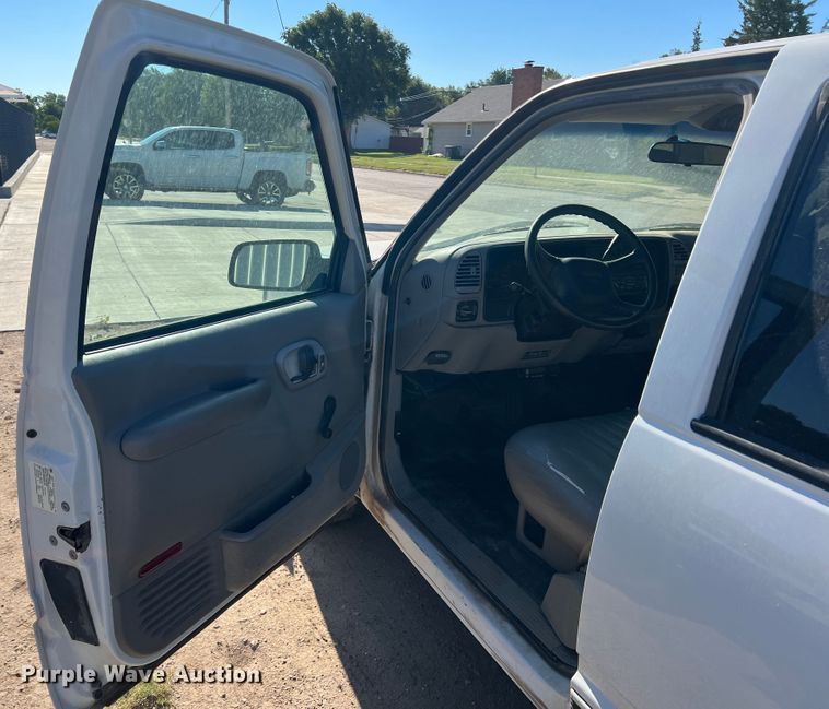 image for item DJ7708 1999 GMC Suburban 1500  SUV