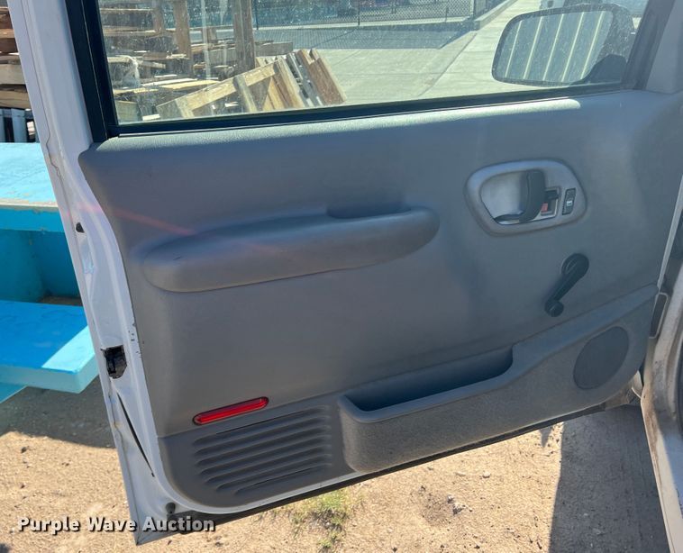 image for item DJ7708 1999 GMC Suburban 1500  SUV