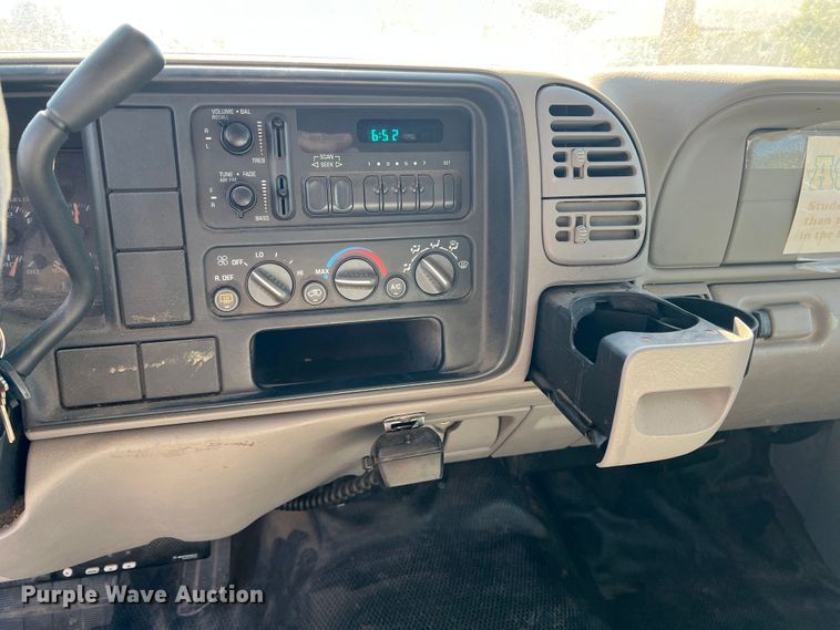 image for item DJ7708 1999 GMC Suburban 1500  SUV