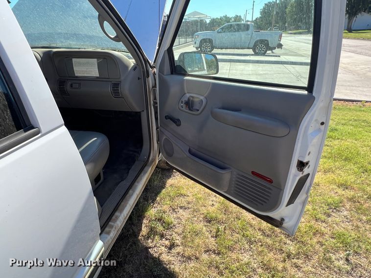 image for item DJ7708 1999 GMC Suburban 1500  SUV