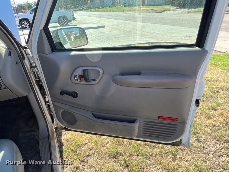 image for item DJ7708 1999 GMC Suburban 1500  SUV
