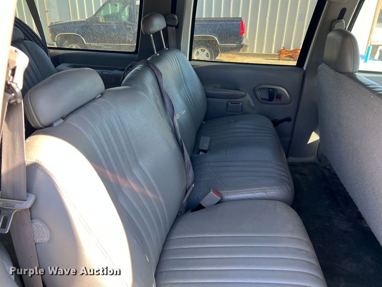 image for item DJ7708 1999 GMC Suburban 1500  SUV