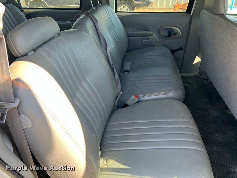 image for item DJ7708 1999 GMC Suburban 1500  SUV