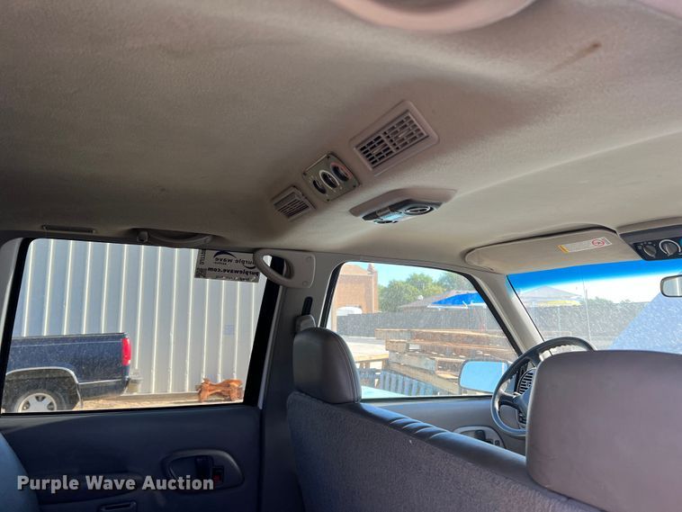 image for item DJ7708 1999 GMC Suburban 1500  SUV