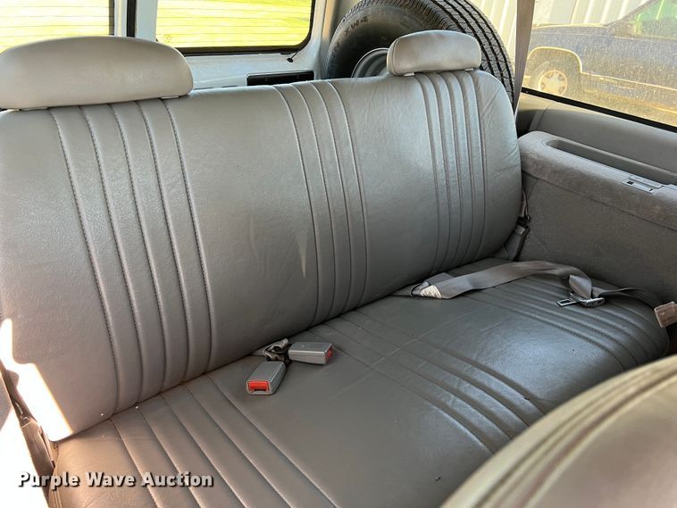 image for item DJ7708 1999 GMC Suburban 1500  SUV