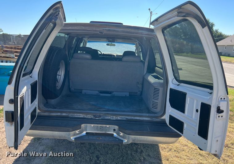 image for item DJ7708 1999 GMC Suburban 1500  SUV