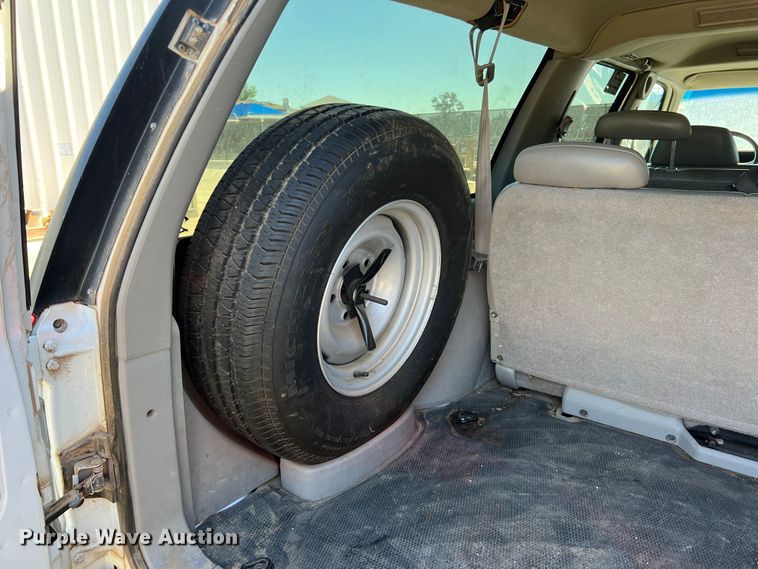 image for item DJ7708 1999 GMC Suburban 1500  SUV