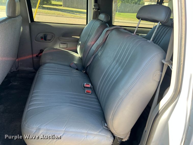 image for item DJ7708 1999 GMC Suburban 1500  SUV