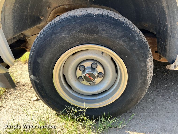 image for item DJ7708 1999 GMC Suburban 1500  SUV
