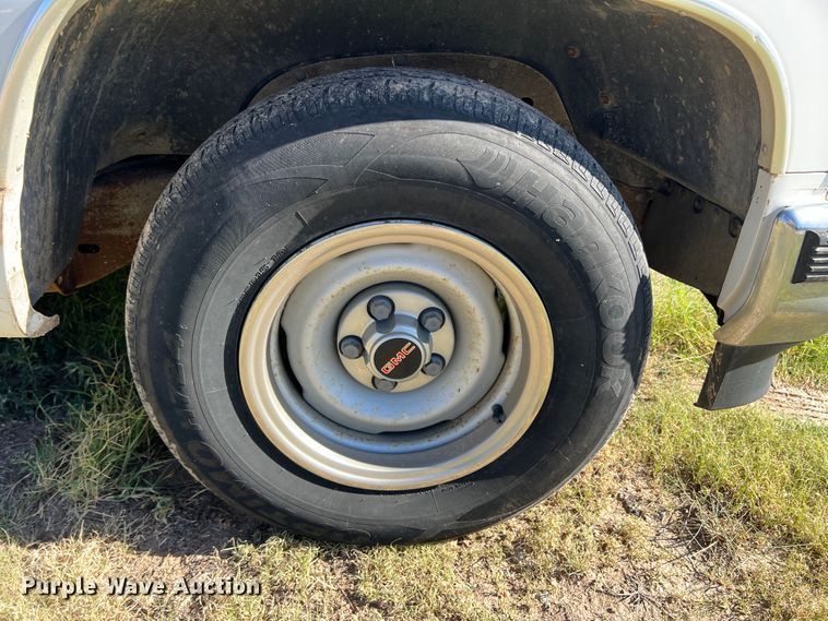 image for item DJ7708 1999 GMC Suburban 1500  SUV
