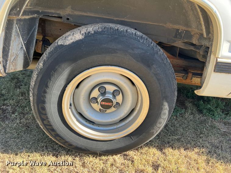 image for item DJ7708 1999 GMC Suburban 1500  SUV