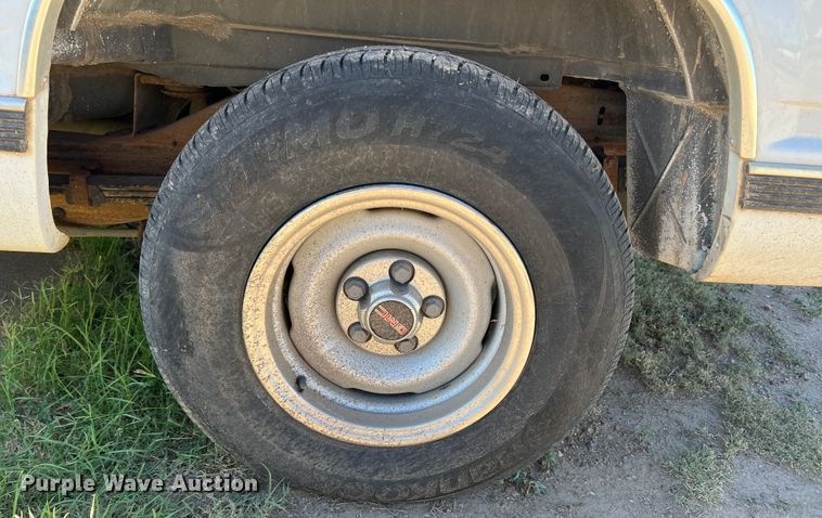 image for item DJ7708 1999 GMC Suburban 1500  SUV