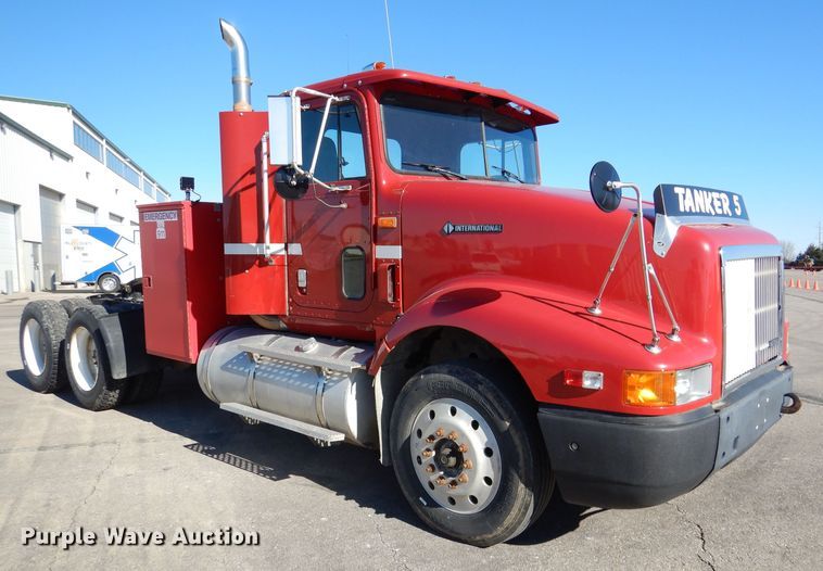 image for item DN5374 1994 International 9400  semi truck