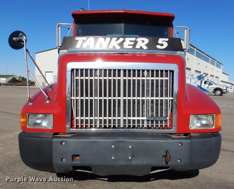 image for item DN5374 1994 International 9400  semi truck