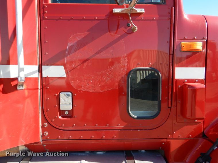 image for item DN5374 1994 International 9400  semi truck