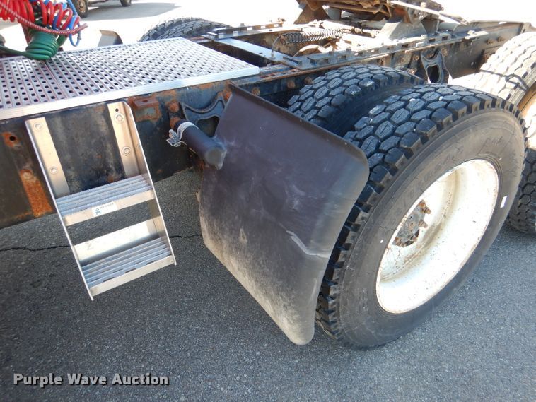 image for item DN5374 1994 International 9400  semi truck