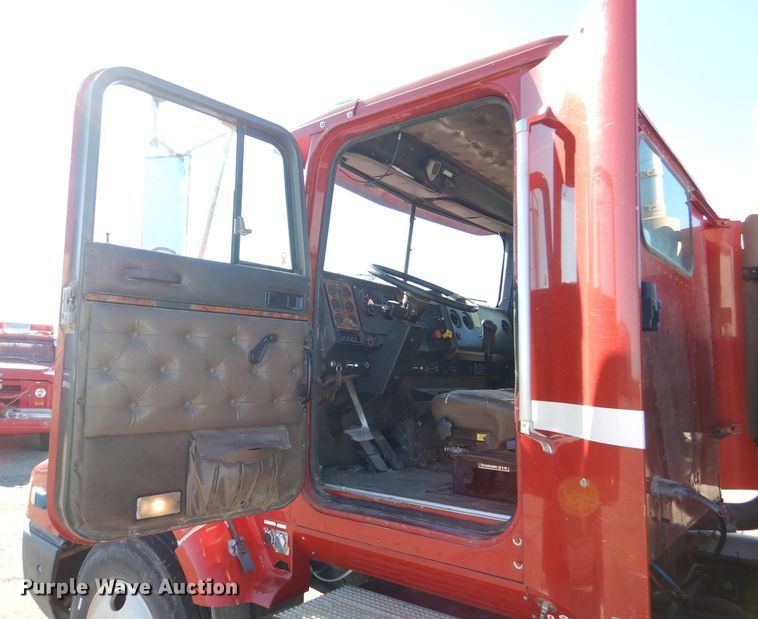 image for item DN5374 1994 International 9400  semi truck