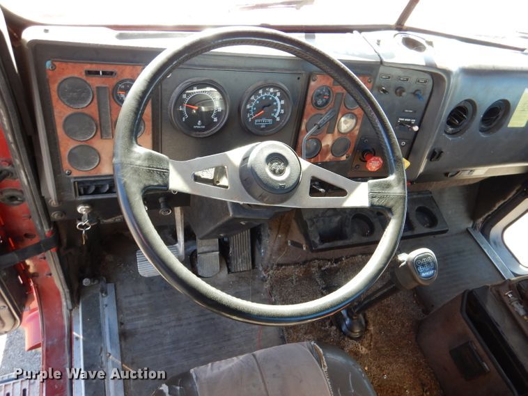 image for item DN5374 1994 International 9400  semi truck