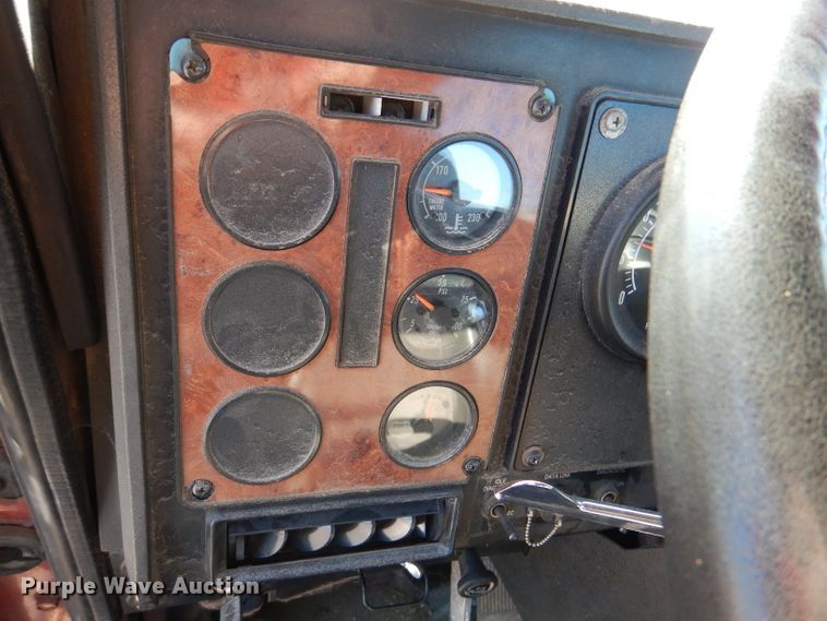 image for item DN5374 1994 International 9400  semi truck