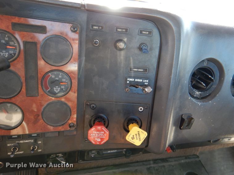 image for item DN5374 1994 International 9400  semi truck