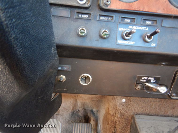 image for item DN5374 1994 International 9400  semi truck