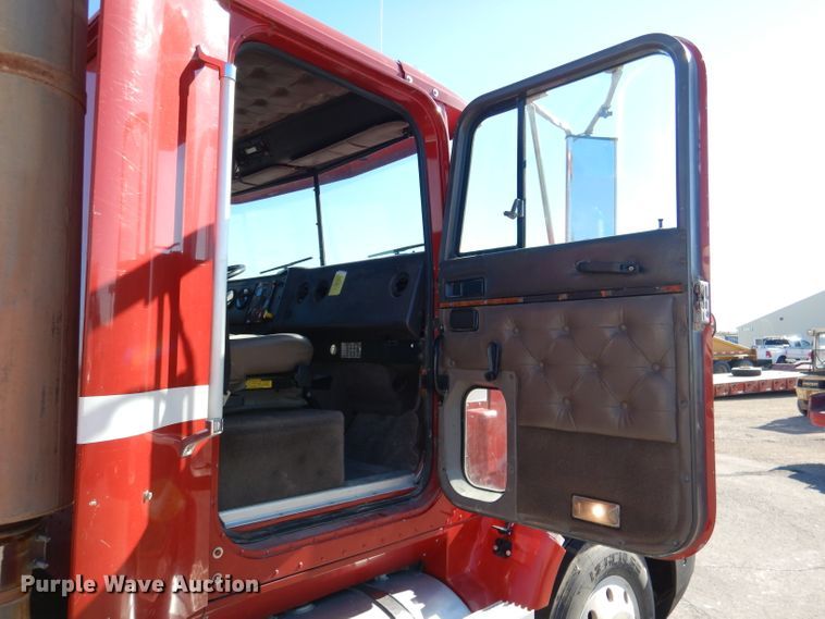 image for item DN5374 1994 International 9400  semi truck