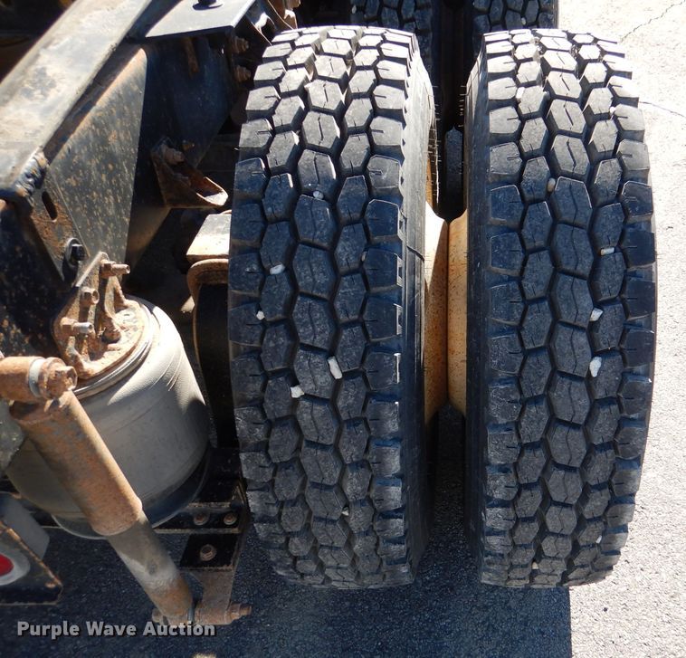 image for item DN5374 1994 International 9400  semi truck