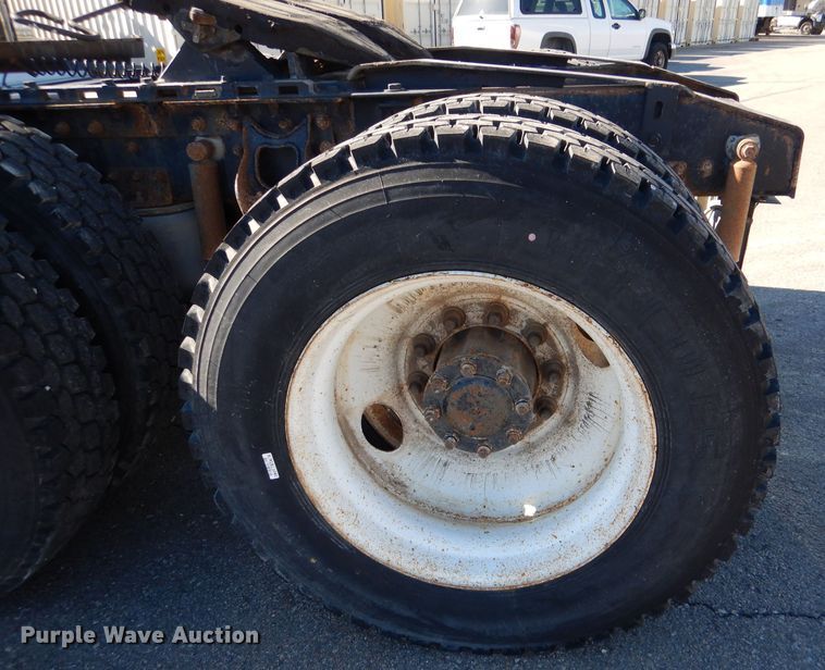 image for item DN5374 1994 International 9400  semi truck