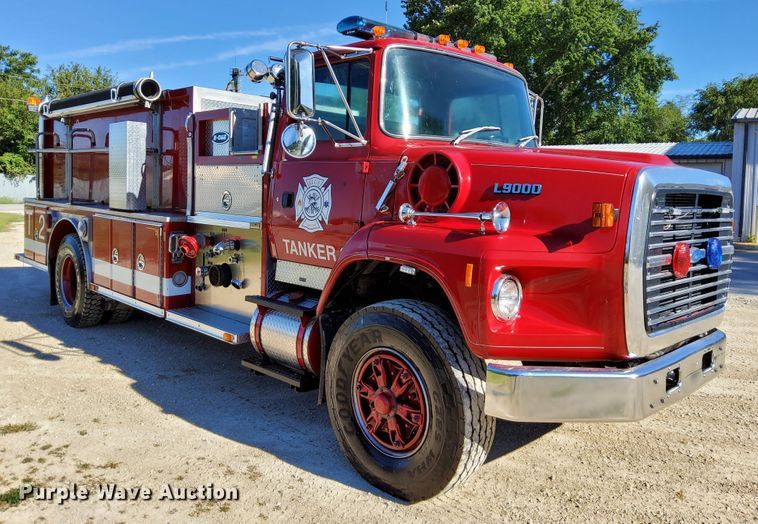 image for item DR0944 1992 Ford LS9000  tanker fire truck